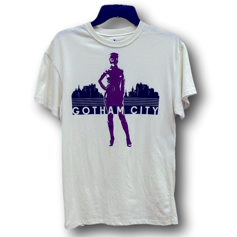 DC Comics Catwoman Gotham City Graphic T-Shirt - Size Small - NWT
